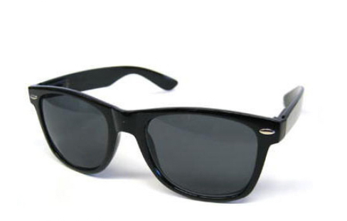 Lunettes de soleil classiques de taille moyenne à monture intégrale en plastique